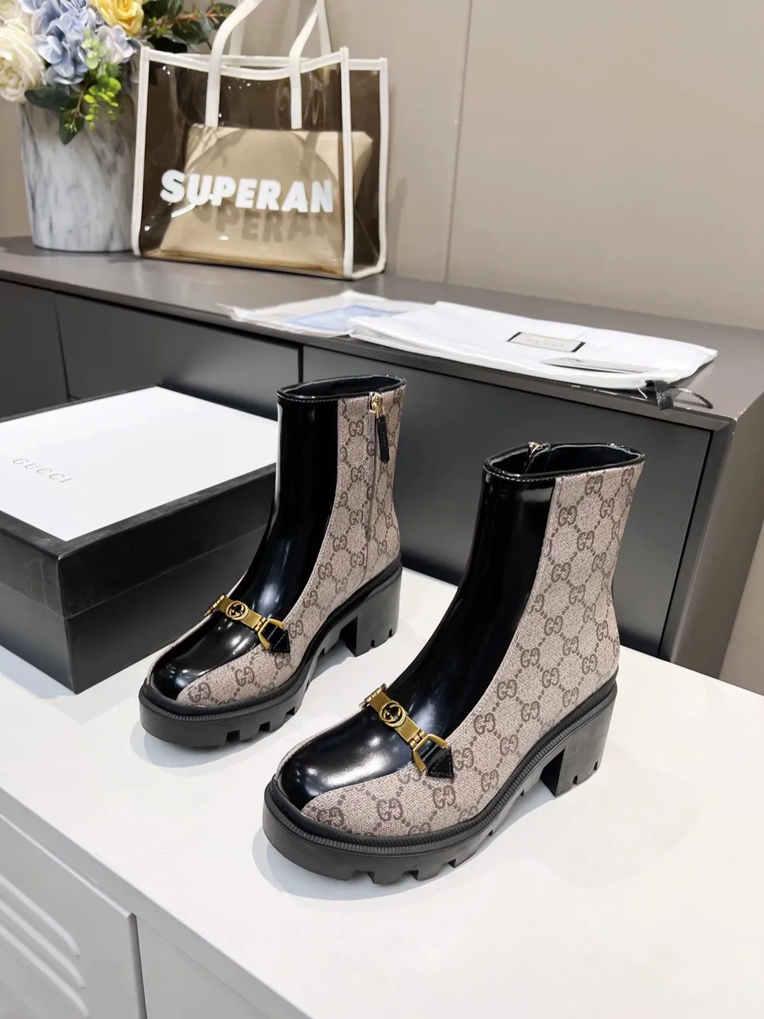 👟👟Ex-factory price 540👟👟 The new version of GUCCI is on sale...🔥 It has a retro British style and is decorated with metal LOGO on the front. Heel height: 6cm Fabric: Open edge beads ➕Special material, lining/foot pads: upgraded cowhide 🐂 Color: black Size: 34-40. (34 and 41 42 need to be customized) Packaging: Comes with card and cloth bag.